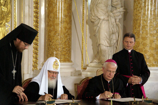 Patriarcha Cyryl I i przewodniczący KEP abp Józef Michalik podpisują przesłanie do narodów Polski i Rosji