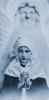 <p>Bernadetta na tle figury Matki Bożej z Lourdes</p>